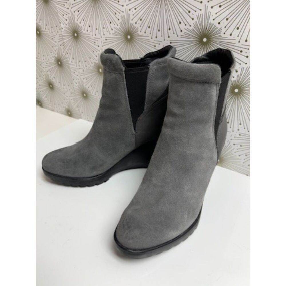 Sorel Quarry Gray Leather After Hours Chelsea wedge boot. Size 8.